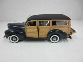 Danbury 1940 Ford Deluxe Station Wagon 1:24 Die - Cast Blue Woody