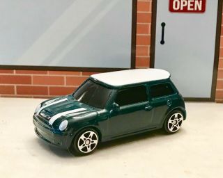 Opened Maisto Bmw Mini Cooper 1/64 Scale In Green With White Top