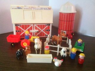 Vintage 1967 - 68 Fisher Price Play Family Farm (915)