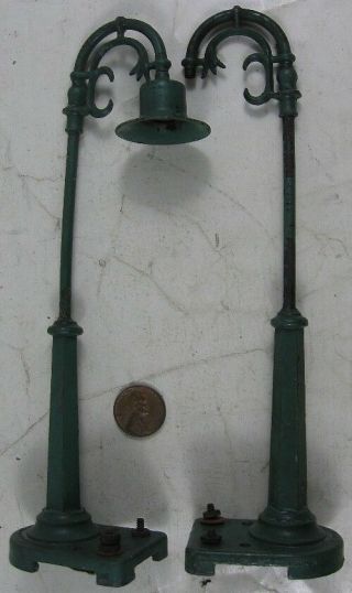 2 Vintage Pre - War Lionel O Gauge Cast Green Lamp Poles 58