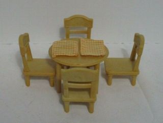Calico Critters Round Kitchen Table 4 Chairs & 2 Orange/white Place Mats