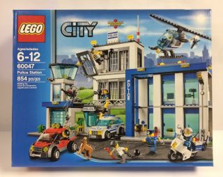 In Worn Box Lego City Police Station 60047 - Factory Error,  Missing 1 Seal