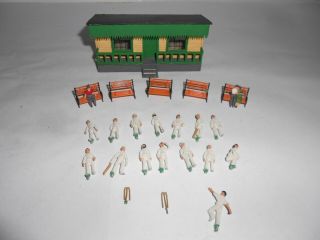 Die Cast Figures For A Cricket Team Setting With Pavilion.  Oo Scale.  Painted