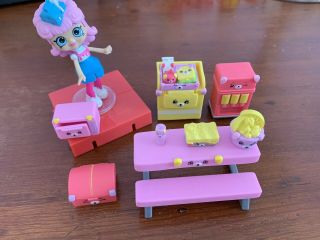 Shopkins Happy Places Hungry Puppy Cafeteria