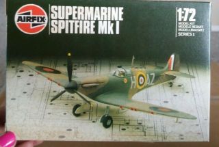 Vintage 1/72 Supermarine Spitfire Mk I Airfix Modelkit.  9 61071 Series 1