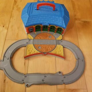 Thomas Take Along N Play Roundhouse Track For Diecast Trains 2002.