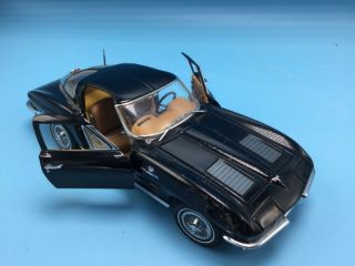 Danbury 1963 Chevrolet Corvette Sting Ray Coupe Black 1:24 Scale