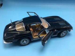 Danbury 1963 Chevrolet Corvette Sting Ray Coupe Black 1:24 Scale 2