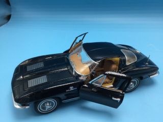 Danbury 1963 Chevrolet Corvette Sting Ray Coupe Black 1:24 Scale 3