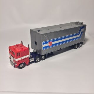 Transformers G1 Vintage Optimus Prime With Trailer.