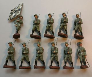 German Ww 2 Elastolin / Lineol - Group Soldiers With Flag Bearer - 7cm Figurine