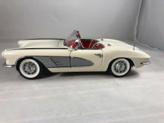 Danbury 1961 Corvette Convertible White 1:24