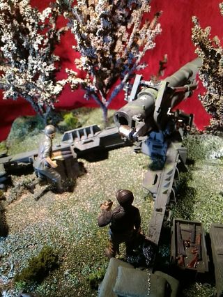 1/32 21st Century Long Tom 115 Howitzer In A Diorama Battlefield With Soldiers