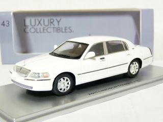 Luxury Collectibles 1/43 2011 Lincoln Town Car Resin Model Car