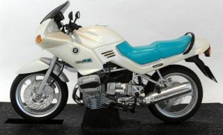 Revell 1/12 Scale diecast - 08870 BMW R 1100 RS White motorcycle 2