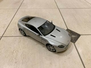 1:18 Autoart Aston Martin V8 Vantage In Silver