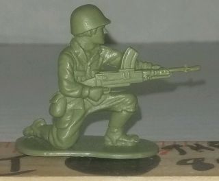 Vintage 1974 Green Imperial Toy Corp Plastic Army Man Machine Gun Soldier Wwii