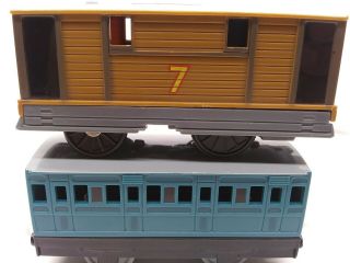 TOBY & PASSENGER CAR Thomas & Friends Trackmaster Motorized Train 2009 MATTEL 3
