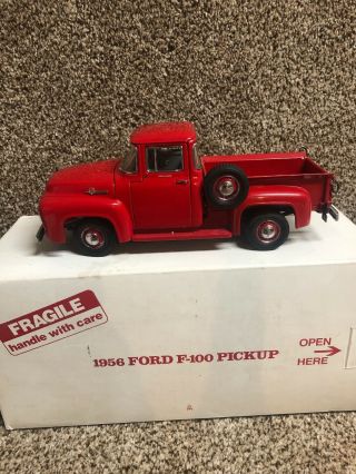 Danbury Die - Cast 1:24 1956 Ford F - 100 Pickup Red Truck