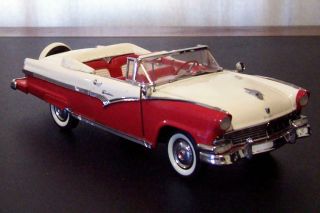 Danbury 1/24 Scale 1956 Ford Sunliner Convertible