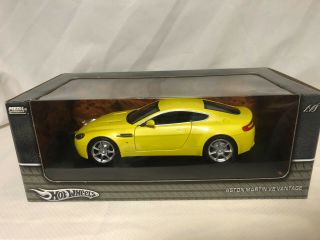 Hot Wheels 1/18 - G7159 Aston Martin V8 Vantage - Yellow -