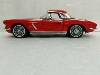 Danbury 1962 Red Chevrolet Corvette 1:24 Diecast Model