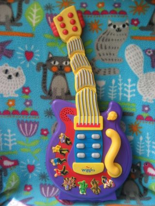 2004 The Wiggles Wiggly Giggly Dancing Guitar Spin Master Electronic Musical Toy