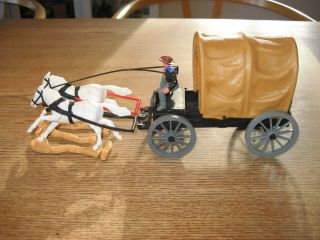 Timpo Toys - England - Vintage Plastic Prarier Horse Wagon - 1960´s.