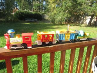 Vintage 1973 Fisher Price Circus Train 991 Four Train Cars,  3 Animals