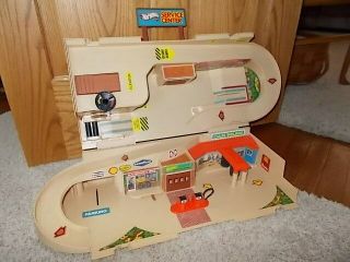 Vintage 1979 Mattel Hot Wheels Sto N Go Service Center Folding Play Set Toy
