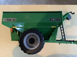 John Deere Big Farm Series Frontier Gc1108 Grain Cart 1/16 Scale (tbek46071)