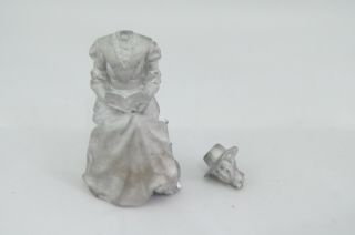 Phoenix Model 1/32 Scale Miniature White Metal Victorian Women Seated Reading