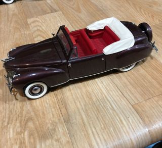 S5 (1) Franklin 1941 Lincoln Continental Cabriolet 1:24 Maroon Car