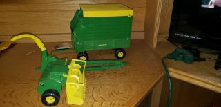 Ertl 1/16 John Deere Forage Harvester And Forage Wagon