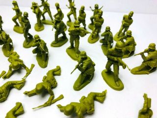Vintage Plastic German Style Army Men Made In Hong Kong Count Of 40 T