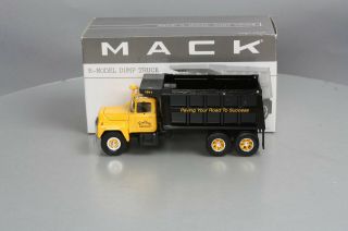 First Gear 19 - 2400 1:34 Mack R - Model Dump Truck Ln/box