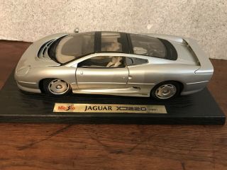 1992 Jaguar Xj220 Maisto 1:18 Scale Model Car Silver Diecast With Display Stand