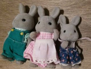 VINTAGE 1985 EPOCH SYLVANIAN FAMILIES CALICO CRITTERS BUNNY FAMILY DAD MOM GIRL 3