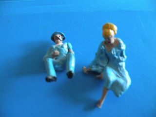 2 Woman Sitting Fixing Shoe After Dancing And Man Sitting Lead Toy Figure G22