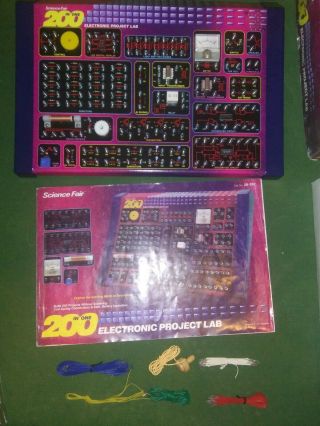 200 In One Science Fair Electronic Project Lab Radio Shack Tandy Corp.