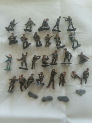 25 Marx Miniature Hard Plastic Soldiers Hand Painted Hong Kong 15 Are Injured.