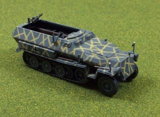 Dragon Armor 60285 Sd.  Kfz.  251 With Rivetted Hull 1/72 Scale Model