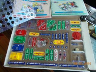 Electronic Snap Circuits Construction Kit From Elenco Electronics With 2 Books