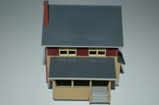 N Scale Two Story Home With Front Porck And Back Celler Door Nos K11862