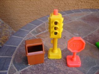 1986 Fisher Price Little People 2500 Main Street Stop Light Stop Sign Trash Can