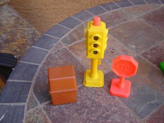 1986 Fisher Price Little People 2500 Main Street Stop Light Stop Sign Trash can 2