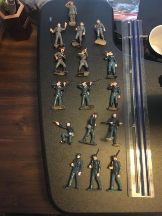 16 Toy Soldiers From The Civil War (10 Unions And 6 Confederates)
