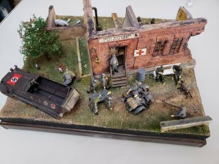 1/35 Wwii " Wounded Coming In " Large Diorama Built German W/ Crews And Base