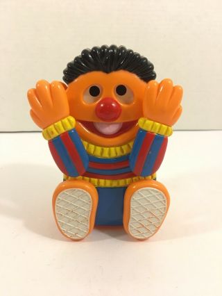 Vintage 1998 Sesame Street Musical Peek - A - Boo Ernie Wind - Up Toy By Illco