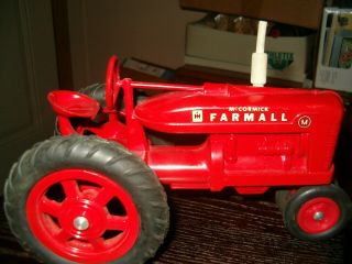 International Mccormick Farmall M Tractor 1/16 Product Miniature Plastic